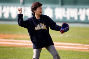 朴대통령 한국시리즈 ‘시구’