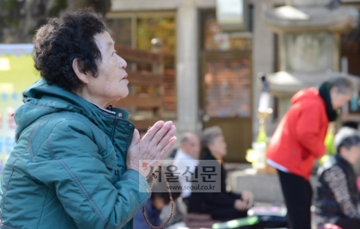 [포토] 수능 D-11, 어머니의 간절한 기도