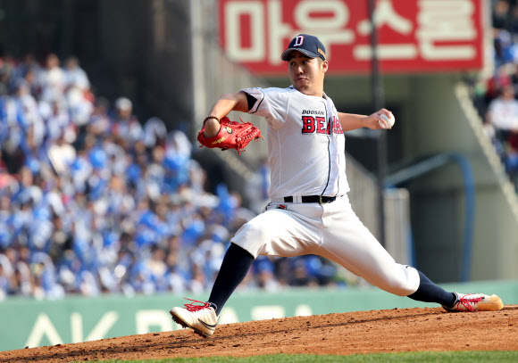 두산 선발투수 유희관이 27일 오후 잠실구장에서 열린 프로야구 한국시리즈 3차전 두산 대 삼성 경기에서 역투하고 있다.  연합뉴스