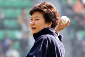 朴대통령 프로야구 한국시리즈 3차전 ‘깜짝 시구’