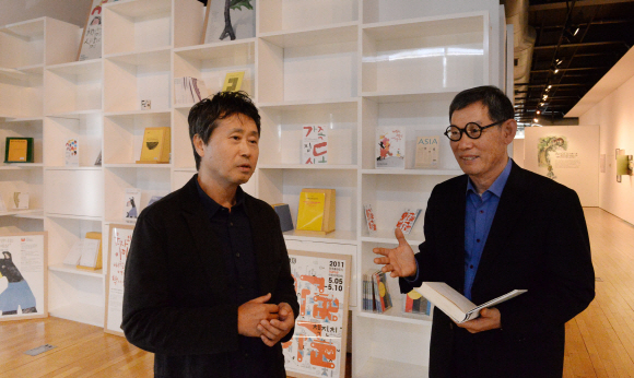 김언호(오른쪽) 출판도시문화재단 이사장과 건축가 김병윤씨가 파주출판도시 내 아시아출판문화센터에 들어설 24시간 열린 도서관 ‘지혜의 숲’에 대해 이야기를 나누고 있다.  이종원 선임기자 jongwon@seoul.co.kr