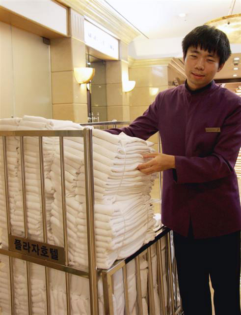 발달장애인으로 정규직 호텔리어가 된 이상혁씨가 28일 서울 플라자 호텔에서 세탁물을 정리하고 있다. 서울 플라자 호텔 제공