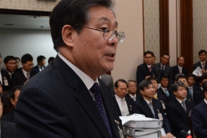 [국감 하이라이트] 황찬현 “김기춘 실장한테 내정 통보받아”… 野 “삼권융합” 공세