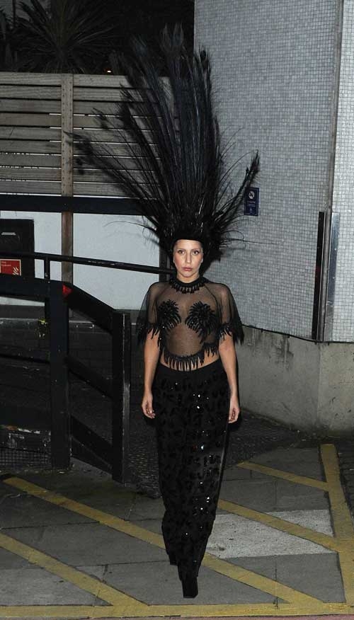 레이디 가가가  ‘The Graham Norton Show’ 출연 후 ITV 방송국 앞에 모습을 드러냈다.<br>사진=TOPIC / SPLASH NEWS(www.topicimages.com)　