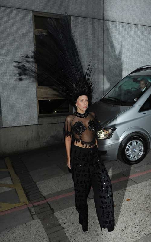 레이디 가가가  ‘The Graham Norton Show’ 출연 후 ITV 방송국 앞에 모습을 드러냈다.<br>사진=TOPIC / SPLASH NEWS(www.topicimages.com)　