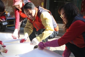 ‘닥공 봉사’… 그들이 웃을 수 있다면 무엇이든