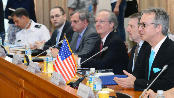 에릭 존 美국무부 방위비 분담협상 대사(오른쪽)가 발언을 하고 있다.