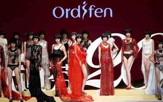 30일(현지시간) 중국 베이징에서 열린 2014 봄/여름 중국 패션 위크에서 2013 중국 란제리 디자인 경연대회 결선 중 모델들이 란제리 의상을 선보이고 있다.  <br>사진제공=신화/뉴시스