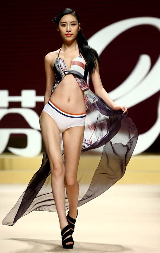 30일(현지시간) 중국 베이징에서 열린 2014 봄/여름 중국 패션 위크에서 2013 중국 란제리 디자인 경연대회 결선 중 모델이 란제리 의상을 선보이고 있다.  <br>사진제공=신화/뉴시스