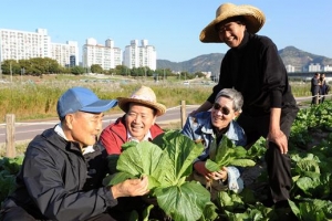 “열정이 펜”… 실버들의 지역 발전 24시