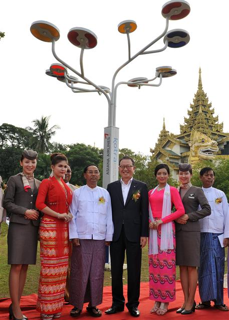 윤영두(왼쪽에서 네 번째) 아시아나항공 사장과 현지 관계자들이 31일 미얀마 양곤 쉐다곤 파고다에서 태양광 가로등 기증 행사를 열며 기념촬영을 하고 있다. 아시아나항공 제공
