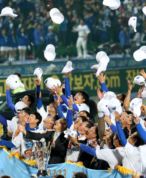 1일 오후 대구구장에서 열린 2013 프로야구 한국시리즈 7차전 두산과의 경기에서 승리를 거두고 우승을 차지한 삼성 선수들이 시상식에서 모자를 던지고 있다.  연합뉴스