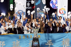 [프로야구] 삼성 통합 3연패의 순간…환희에 젖은 대구구장