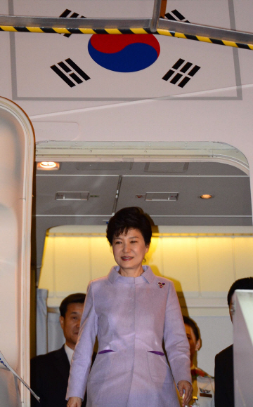 박근혜 대통령이 2일(현지시간) 프랑스 파리 오를리 공항에 도착해 대통령전용기인 공군1호기에서 내리고 있다. 청와대사진기자단