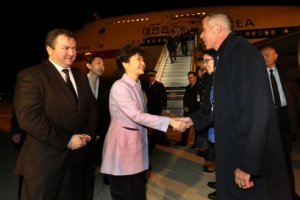 朴대통령, 파리 안착…서유럽 순방 시작