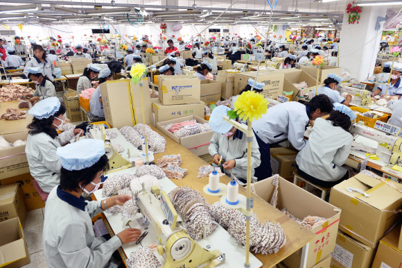 북한 개성시 봉동리 개성공단 SK어패럴에서 근로자들이 제품을 생산하고 있다.  사진공동취재단