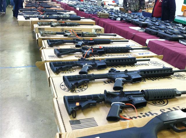 3일(현지시간) 미국 버지니아주 매나사스의 버지니아총기수집협회(VGCA) 주최 총기전시회장에 진열된 총기들의 모습.