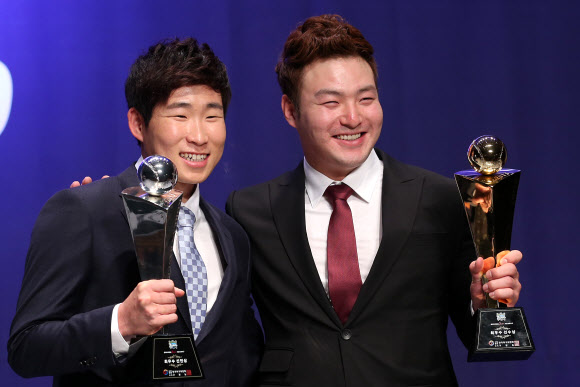2년 연속 최우수선수(MVP)를 차지한 박병호(오른쪽·넥센)와 최우수신인상을 수상한 이재학(NC)이 트로피를 든 채 활짝 웃고 있다. 연합뉴스