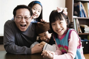 가을 햇살보다  풍성한 세 딸의 미소 세상 어느 아빠보다 따뜻한 ‘가슴’에서 피다
