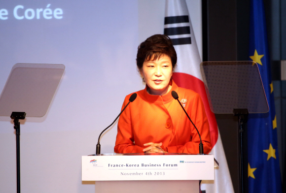 박근혜 대통령이 4일 오전(현지시간) 파리 MEDEF 회관에서 열린  한-프 경제인 간담회에 참석해 프랑스어로 기조연설을 하고 있다. 이언탁 기자 utl@seoul.co.kr