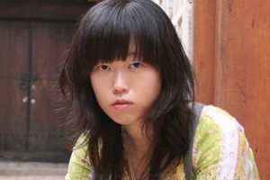 여장 노숙인 뒷모습에 숨겨진 무심한 폭력