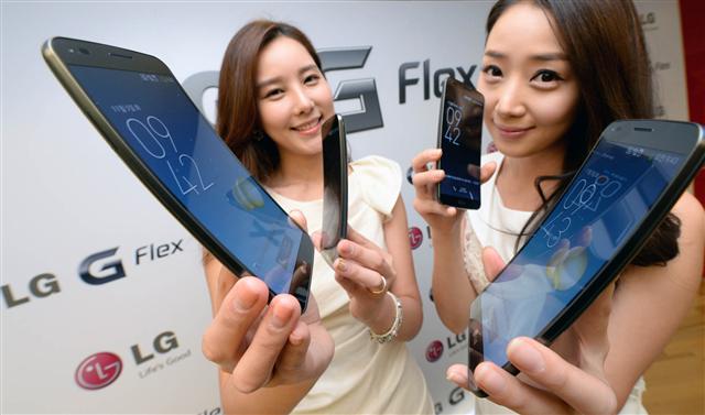 LG전자는 5일 곡면 스마트폰인 LG G 플렉스를 12일부터 판매를 시작한다고 밝혔다. 디스플레이 창이 상하로 휘어져 곡면 TV처럼 몰입감과 현장감을 느낄 수 있고, 스마프폰을 귀와 입에 최대한 가까이 붙일 수 있어 통화음질도 좋다. 세계 최초로 LG화학이 개발한 휜 배터리에 작은 흠집은 스스로 사라지게 하는 특수 도장 기술을 사용했다. LG전자 제공