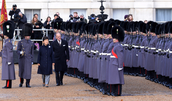 영국을 국빈 방문한 박근혜 대통령이 5일 오후(현지시간) 런던 호스가즈광장에서 열린 공식 환영식에서 엘리자베스 2세 여왕의 부군인 에든버러공과 함께 의장대를 사열하고 있다. 런던 이언탁 기자 utl@seoul.co.kr
