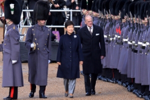 英 근위대 사열… 왕실 마차… 버킹엄궁 만찬…