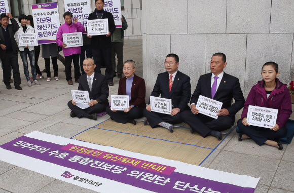 김재연 의원 등 통합진보당 의원들이 6일 삭발 뒤 여의도 국회 본청 앞에서 단식투쟁을 하고 있다. 이호정 기자 hojeong@seoul.co.kr