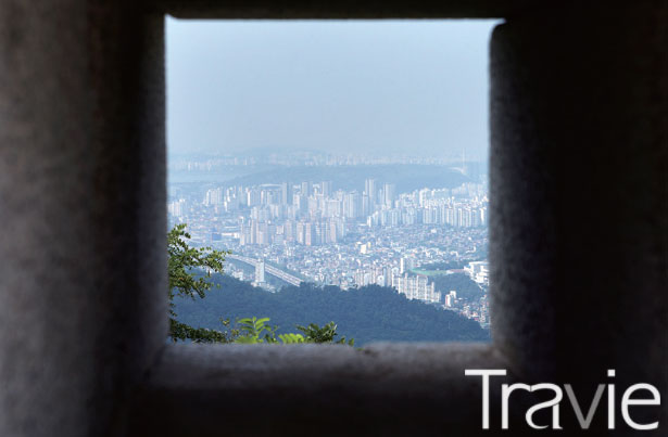 인왕산 정상에 서면 성곽길과 서울 도심의 풍경이 어우러진 장관을 확인할 수 있다