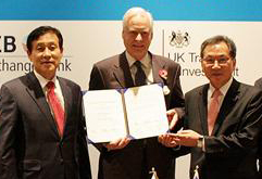 김정태(왼쪽) 하나금융 회장과 마이클 보이드(가운데) 영국무역투자청 부청장이 협약식을 갖고 있다.  하나금융 제공