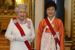 창조경제 손 잡은 IT 한국·금융 영국…‘롤모델’ 엘리자베스 1세 초상화 받아