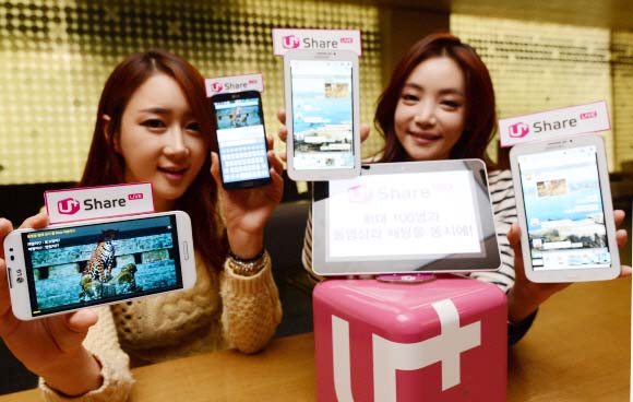 LG유플러스가 6일 서울 중구 소월로 본사에서 개최한 사진과 영상을 감상하면서 채팅을 즐길 수 있는 비디오 소셜네트워크서비스(SNS) ‘U+쉐어라이브(ShareLIVE)’ 출시 기념 시연회에서 홍보 모델들이 상품을 소개하고 있다.  안주영 기자 jya@seoul.co.kr