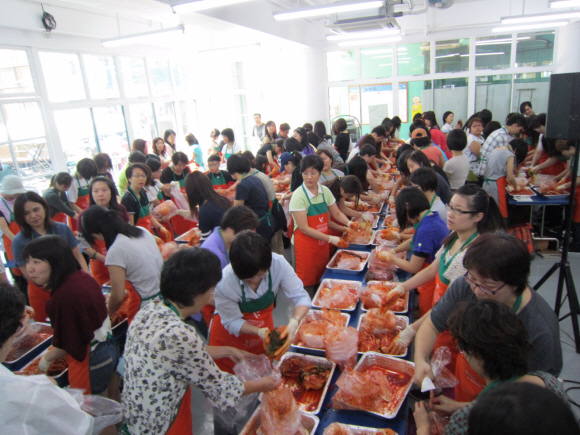 홍콩의 한국국제학교(Korean International School)에서 지난해 10월 열린 김치교실에서 참가자들이 강사의 설명을 들으며 김치를 담그고 있다. 농림축산식품부 제공