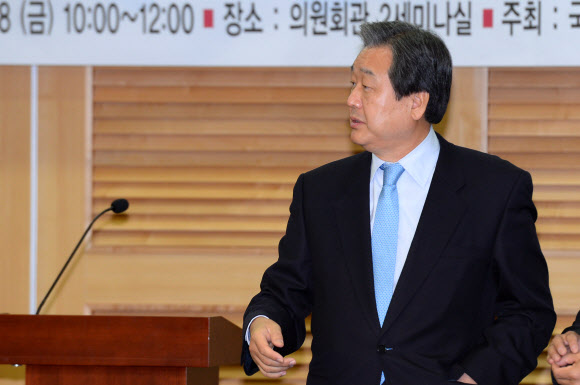 김무성 새누리당 의원이 8일 오전 국회 의원회관에서 열린 ‘컨테이너 항만 건설 정책 개선을 위한 토론회’에 참석하고 있다. 연합뉴스