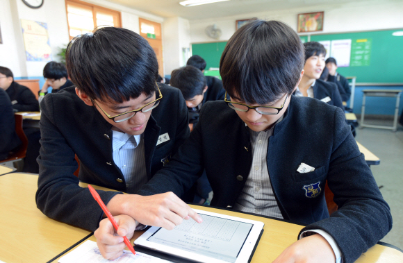 2014년도 대학수학능력시험이 난이도 조절에 실패했다는 지적이 나오는 가운데 서울 방배동 상문고 학생들이 8일 교실에서 스마트패드를 이용해 시험 답안을 맞춰보고 있다. 