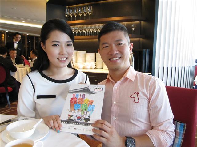 ‘한류 전도사’ 패트릭 쉔(오른쪽)과 수 창이 주홍콩 총영사관의 한국 문화제 책자를 들고 환하게 웃고 있다.
