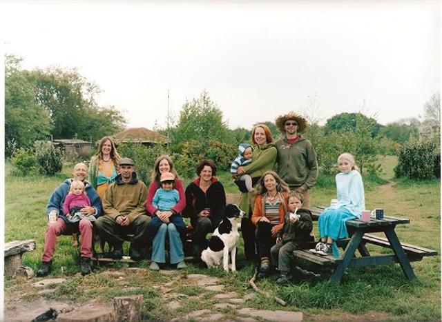 2003년 영국 최남단 데번 주의 앨럴리 마을에 둥지를 튼 ‘랜드매터스’ 공동체의 멤버들. 대규모 산업형태의 농업 정책에 도전해 전통적인 지식 체계와 현대의 과학적인 생태학을 조화시킨 영속농업을 실천하고 있다. 랜드매터스 홈페이지