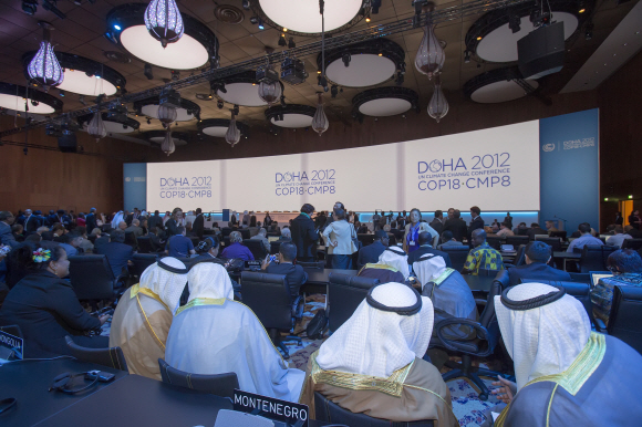 지난해 카타르 도하에서 열린 기후변화협약 당사국총회(COP18) 회의장에서 각국 대표들이 환담하고 있다. 카타르 총회에서 우리나라는 ‘녹색기후기금(Green Climate Fund)’ 유치국으로서 공식 국제 승인이 이뤄졌다. 환경부 제공