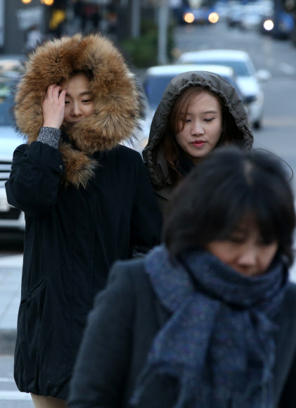 서울 아침 최저기온이 영하 1도로 떨어지는 등 초겨울 날씨를 보인 11일 오전 광화문 네거리에서 시민들이 두꺼운 옷으로 꽁꽁 싸맨 채 건널목을 건너고 있다. 연합뉴스