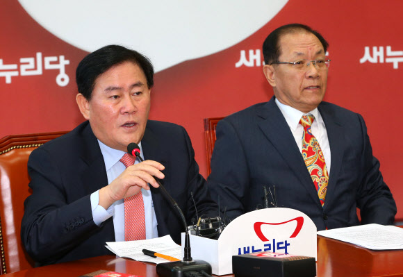 최경환 새누리당 원내대표가 11일 오전 국회에서 열린 최고위원회의에서 발언하고 있다.  연합뉴스