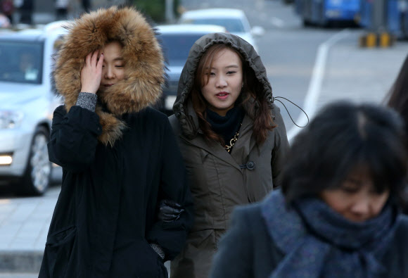 서울 아침 최저기온이 영하 1도로 떨어지는 등 초겨울 날씨를 보인 11일 오전 광화문 네거리에서 시민들이 두꺼운 옷으로 꽁꽁 싸맨 채 건널목을 건너고 있다. 연합뉴스
