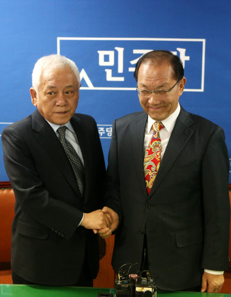 황우여 새누리당 대표(오른쪽)가 11일 오후 서울 영등포구 여의도동 민주당 당사를 방문, 김한길 민주당 대표와 악수하고 있다. 연합뉴스