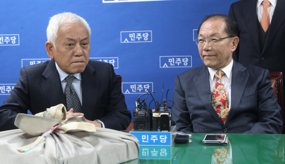 황우여(오른쪽) 새누리당 대표가 11일 오후 서울 여의도의 민주당 새 당사를 방문해 김한길 대표와 정국 해법을 논의하고 있다. 안주영 기자 jya@seoul.co.kr