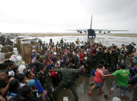 필리핀 태풍피해지역 탈출 애타는 이재민 