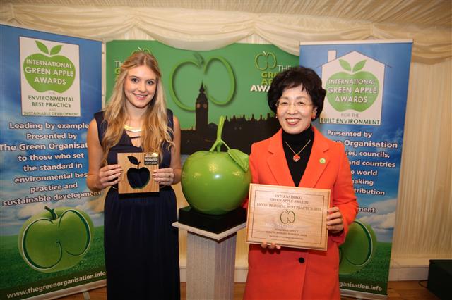 12일 영국 런던에서 박춘희(오른쪽) 서울 송파구청장이 친환경분야 최고권위상으로 꼽히는 ‘2013 인터내셔널 그린 애플 어워즈’를 수상하고 있다. 송파구 제공