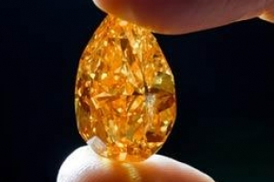 세계 최대 오렌지 다이아, 338억원에 낙찰