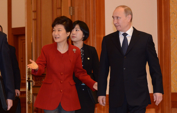 박근혜 대통령과 푸틴 러시아 대통령이 13일 오후 청와대에서 정상회담을 위해 접견실에 들어서고 있다. 이언탁 기자 utl@seoul.co.kr