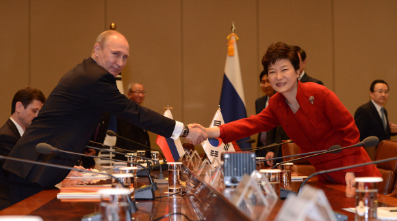 박근혜 대통령과 푸틴 러시아 대통령 악수