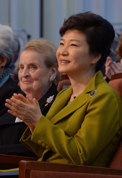 박근혜 대통령이 14일 서울 서초구 국립외교원에서 열린 국립외교원 50주년 국제학술회의 개회식에 참석해 박수를 치고 있다. 박 대통령 옆은 빌 클린턴 전 미국 대통령 재임 시절 국무장관을 지낸 매들린 올브라이트.  이언탁 기자 utl@seoul.co.kr